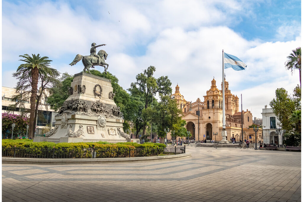 Monumento y edificios en Argentina con la bandera ondeando